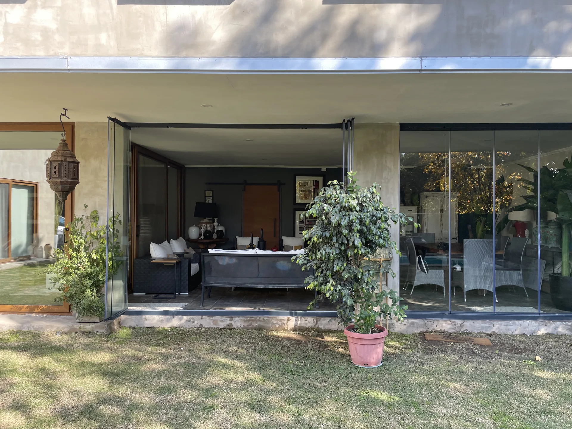 Instalación de cortinas de vidrio plegables — Viento Norte Fachadas