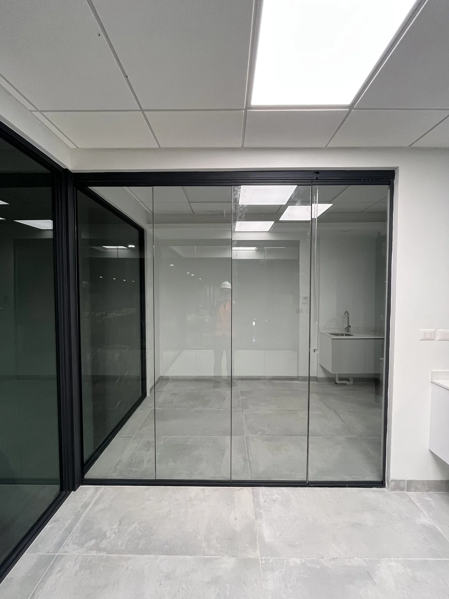 Instalación de cortinas de vidrio plegables — Viento Norte Fachadas